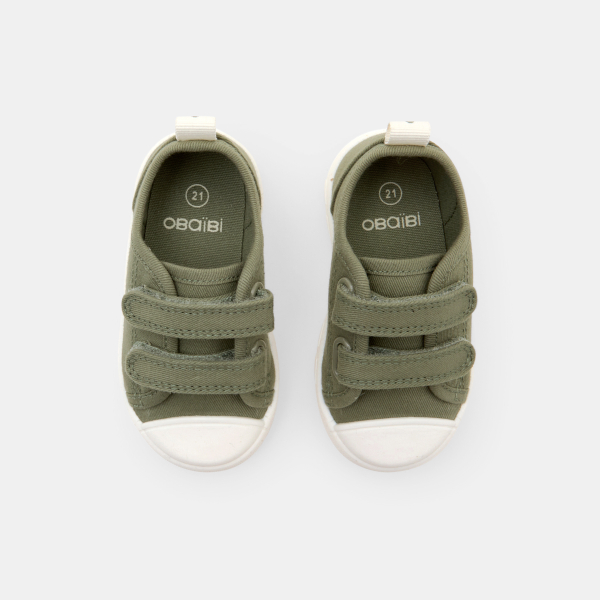 حذاء من القماش مع شريط لاصق باللون الأخضر للأولاد الصغار